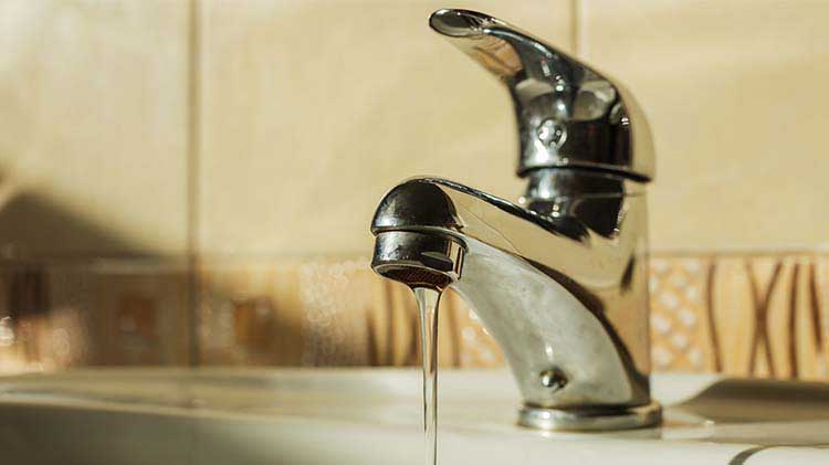 Consejos para ahorrar agua en tu hogar y reducir tu factura de servicios públicos
