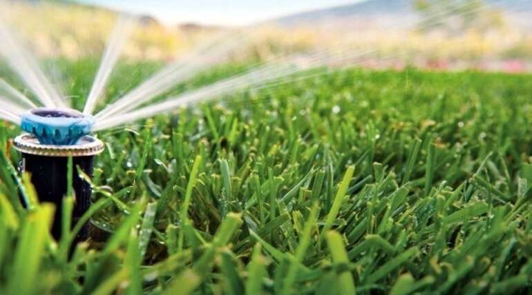 El riego inteligente: Ahorro de agua y cuidado del césped
